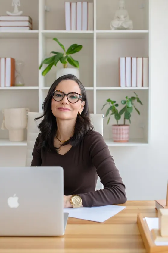 Dra. Ariana Rocha, nutricionista, em seu espaço de trabalho