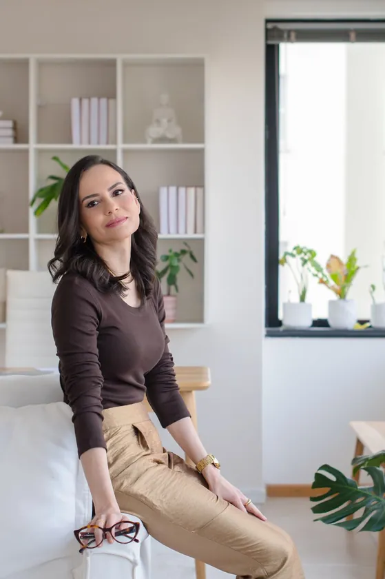 Dra. Ariana Rocha, nutricionista, em retrato descontraído no consultório